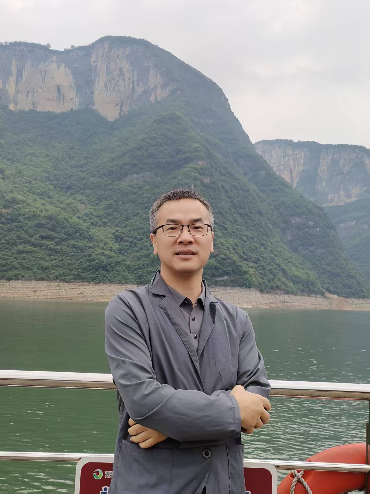 夏循祥；中山大学社会学与人类学学院副教授、博士生导师；湖北监利人；北京大学社会学系人类学博士；香港中文大学社会学系哲学博士