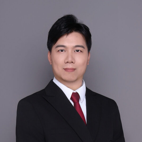 詹镇鹏，香港中文大学中国艺术史博士，现任中山大学历史学系（珠海）副教授，研究方向为明清中国艺术史、物质文化与鉴藏史，擅长从动态的历史语境中考察文物的“生命史”。